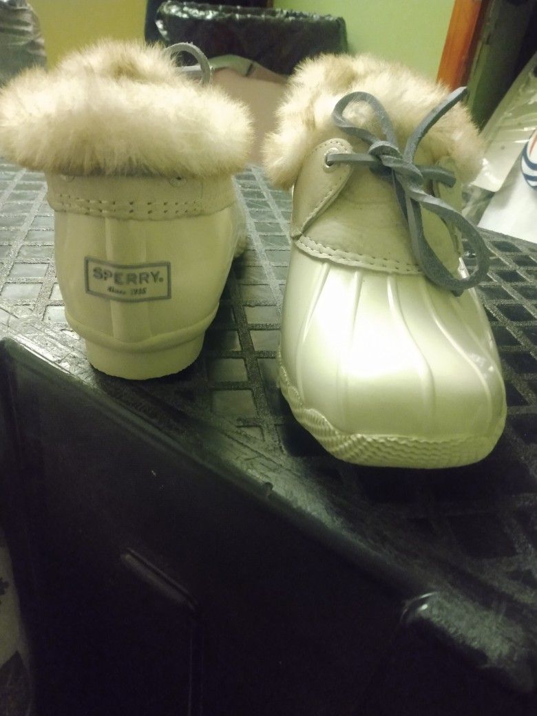 SPERRY IVORY FAUX FUR LINED BOOTS -WOMEN'S SZ .7