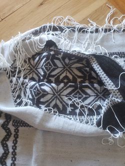 Knitted Wool Poncho Star Design. Traditional Norwegian Scarf. White/Black. One Size. 

Size: 150 x 140 x 10*2 cm Thumbnail