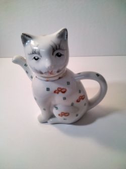 A Very Cute Cat Tea Pot . Thumbnail