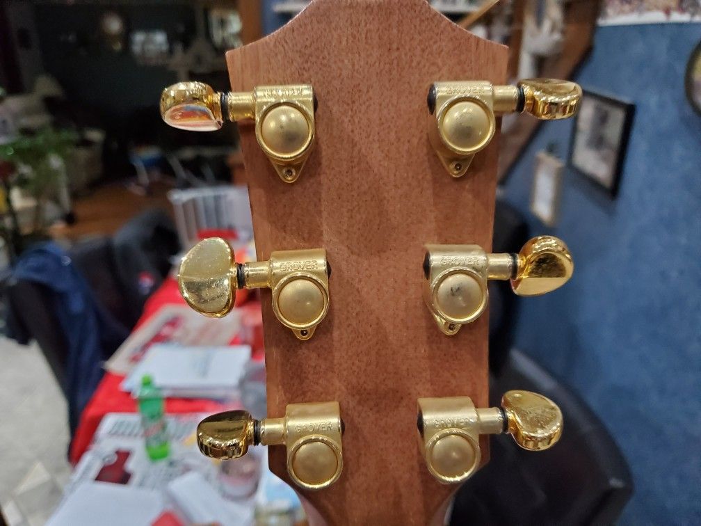 615 Jumbo Taylor. 1997 Excellent Playing And Excellent Looking Guitar. I Bought A New 814 So I Don't Need This One Anymore