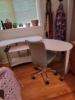 Desk And Chair Gently Used  Thumbnail