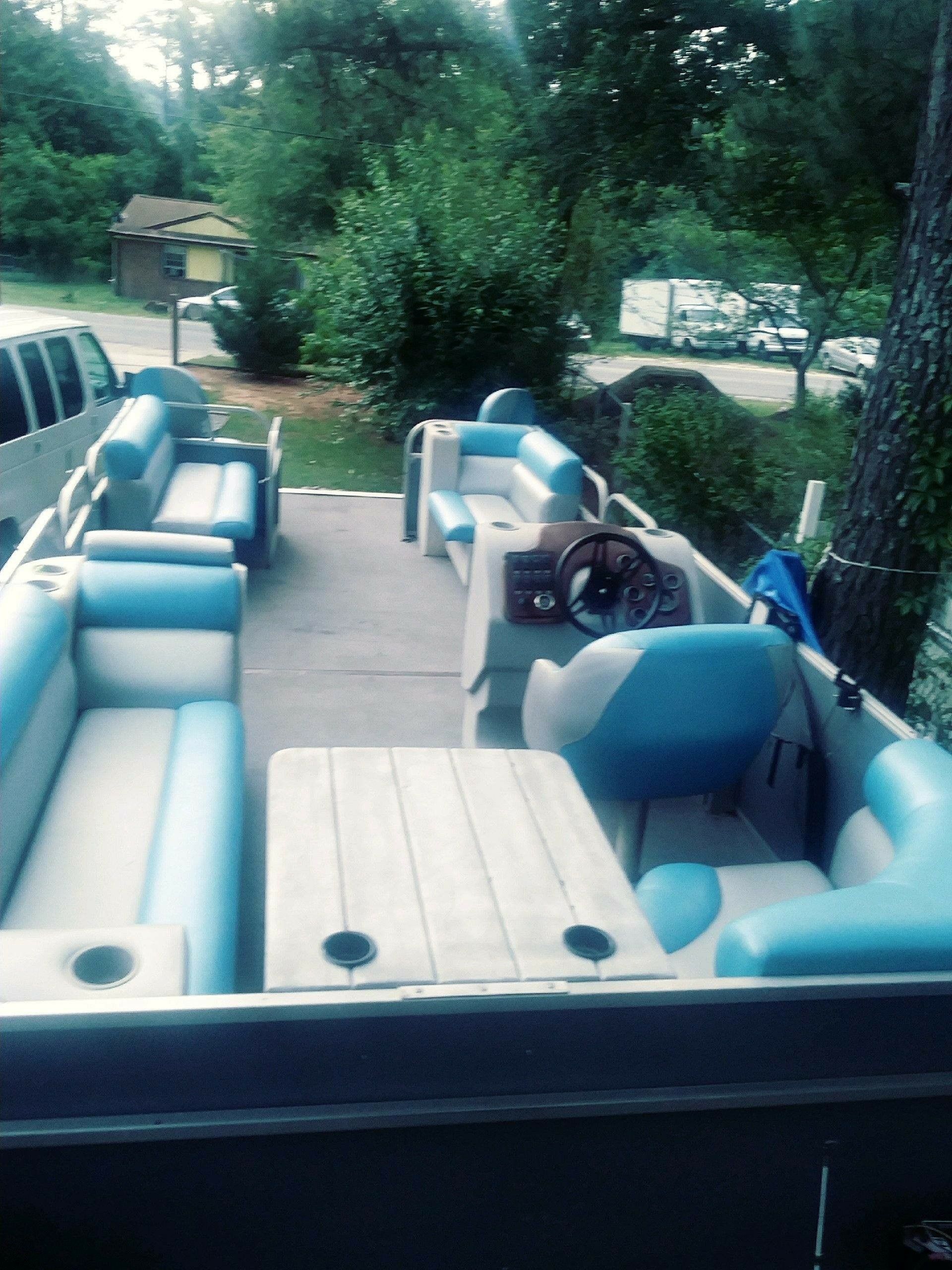 Pontoon boat
