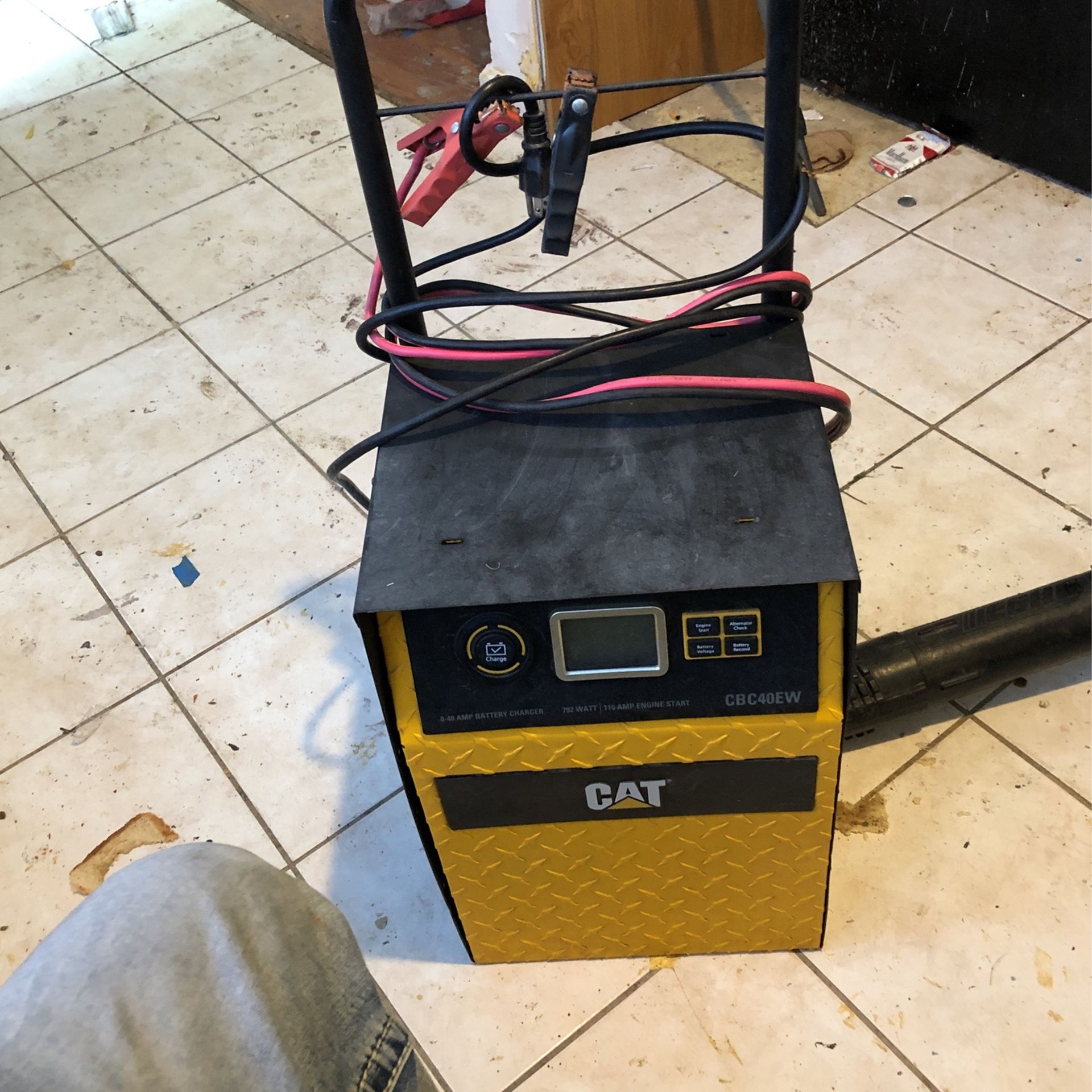 Cat - 12 Volt Wheel Type Charger - 40 Amps