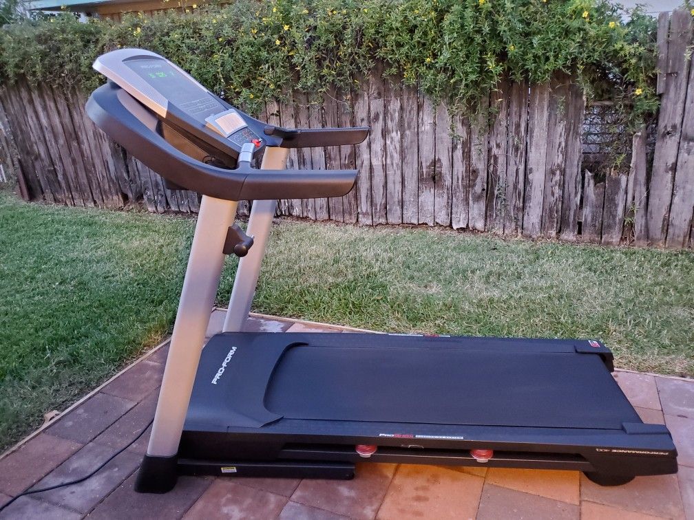 Proform Performance 400 Treadmill for Sale in Pasadena, TX OfferUp