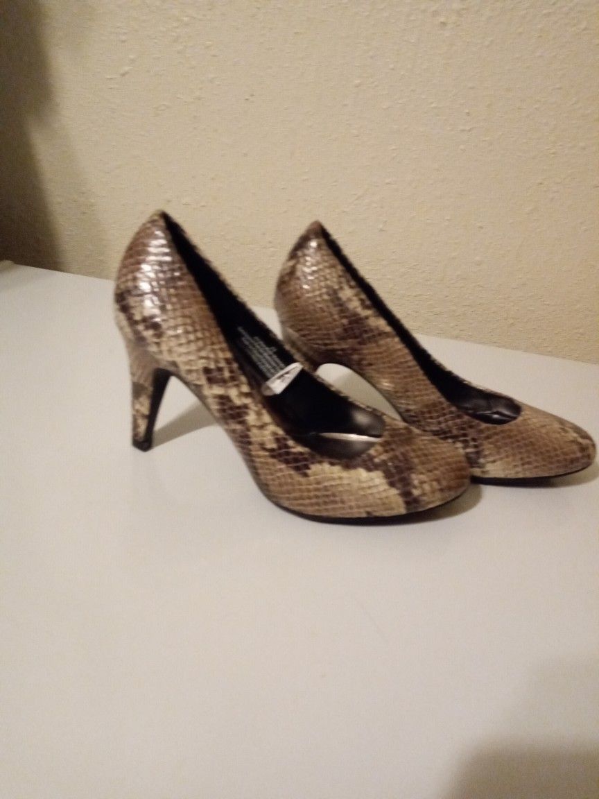 MEROMA PUMP HEELS SNEAKESKIN PATTERN SLIP ON BROWN SIZE 5 1/2. for Sale