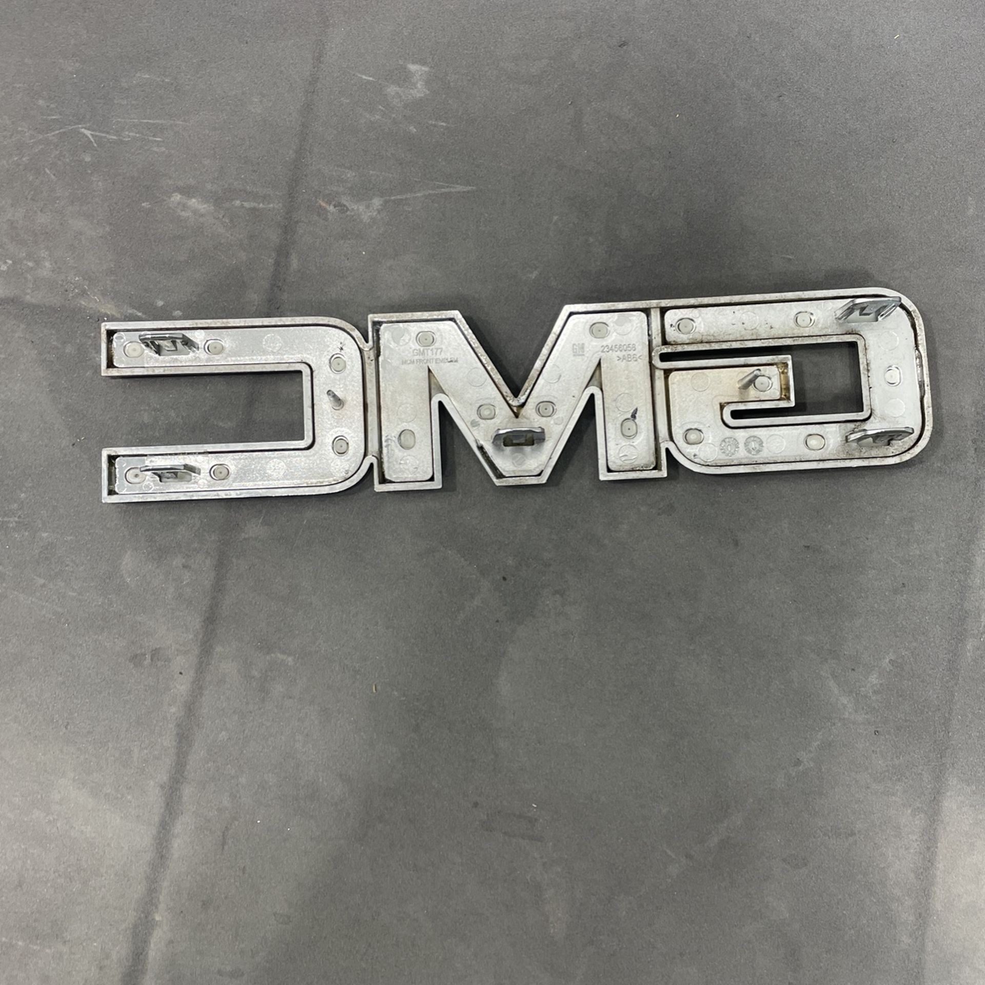 USED Genuine OEM FRONT GMC Emblem for 2016-2020 GMC Terrain / 2017-2019