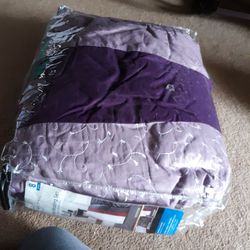 Queen Size Comforter With Pillows   Thumbnail