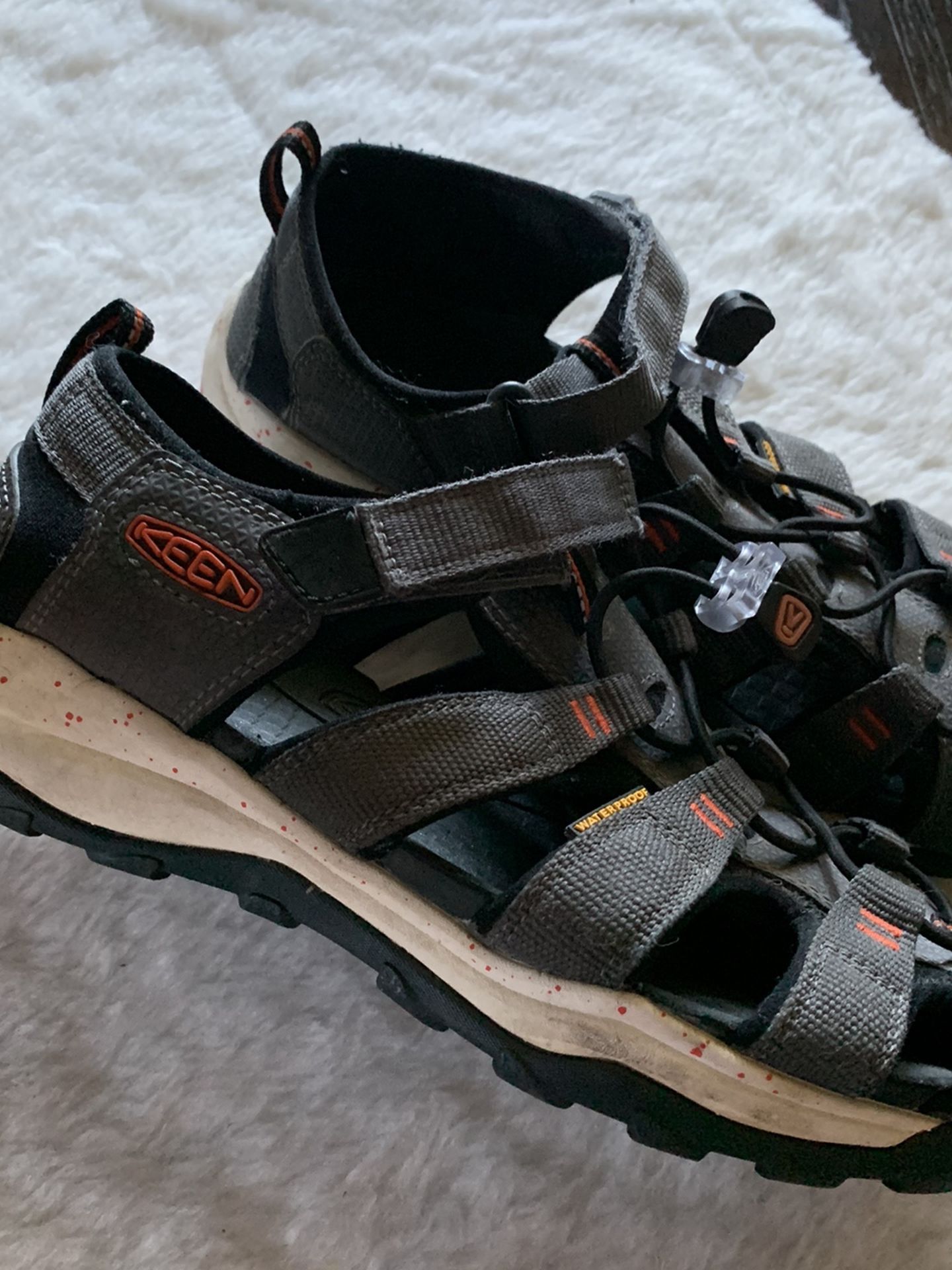 Keen close toe shoes Size 5 Women