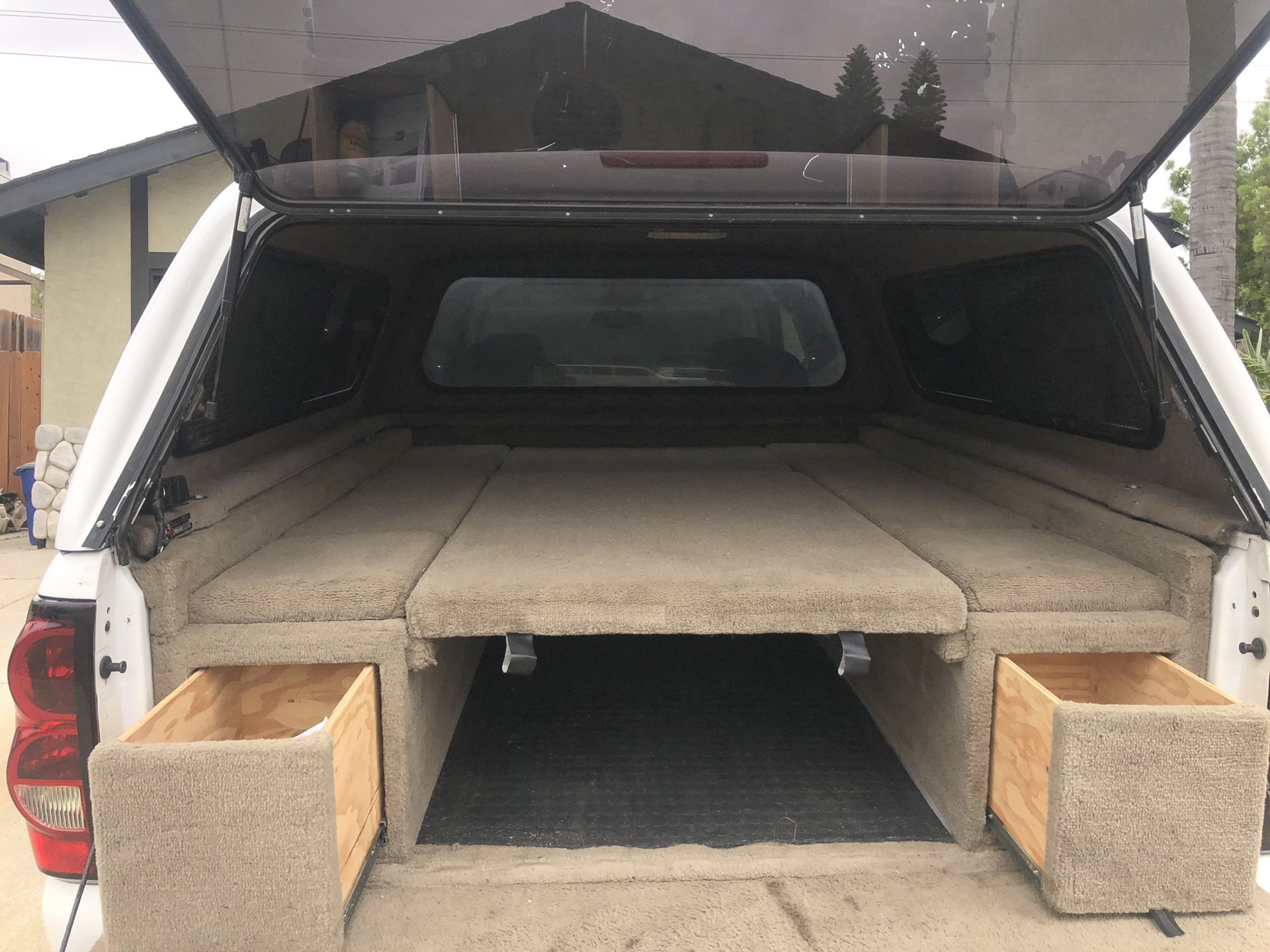 1999/2006 100 R Leer camper shell with carpet kit for Sale in Vista, CA