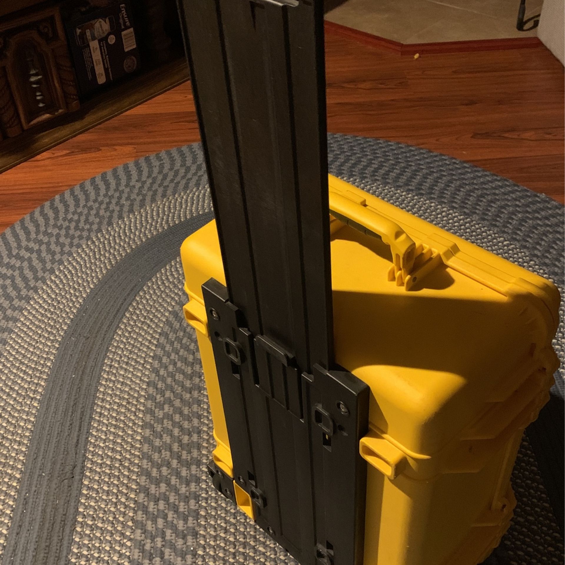 Pelican 1560 Case w/retractable Handle & Wheels