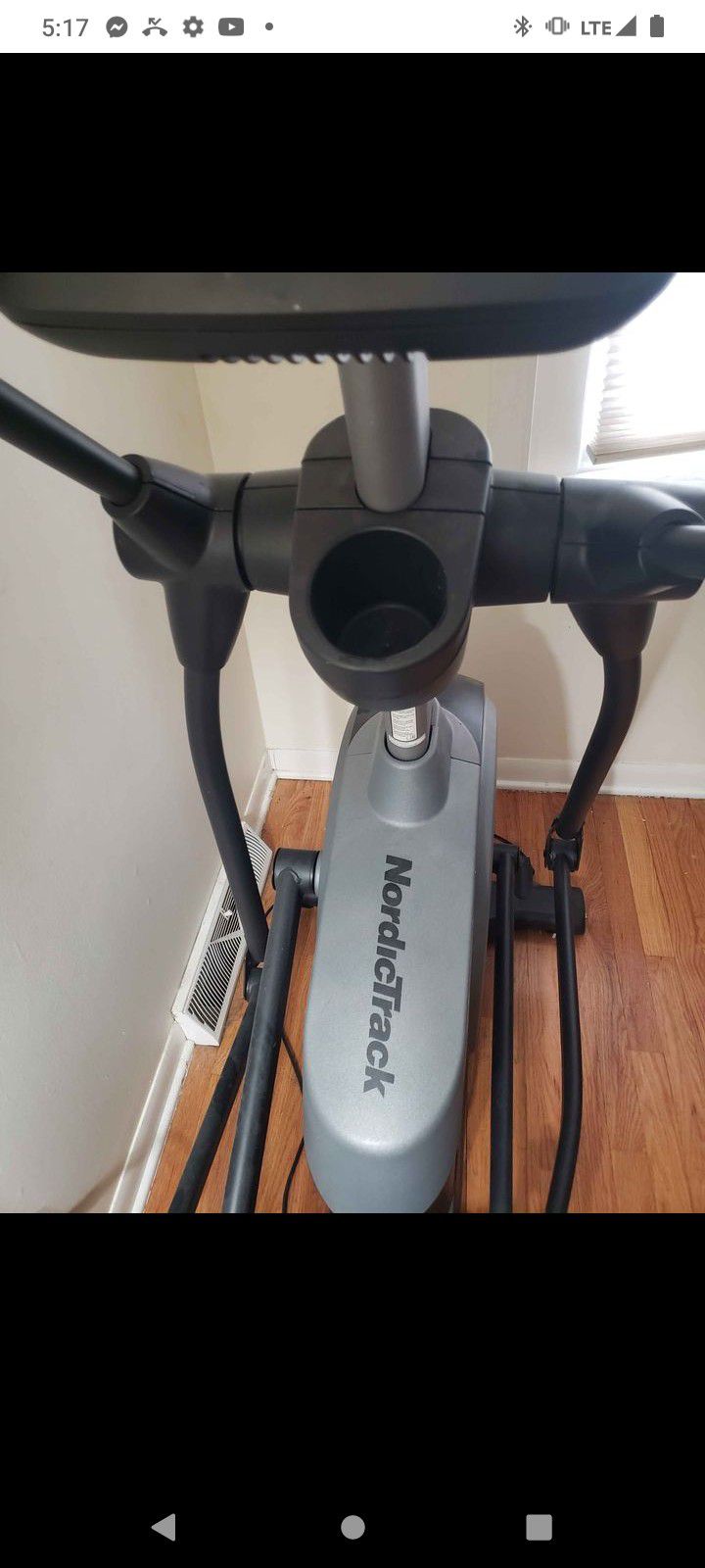 NORDICTRACK 10.9I ELLIPTICAL MACHINE ( LIKE NEW & DELIVERY AVAILABLE TODAY)