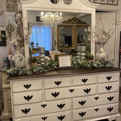 Beautiful 8 Drawer Dresser W/mirror  Thumbnail