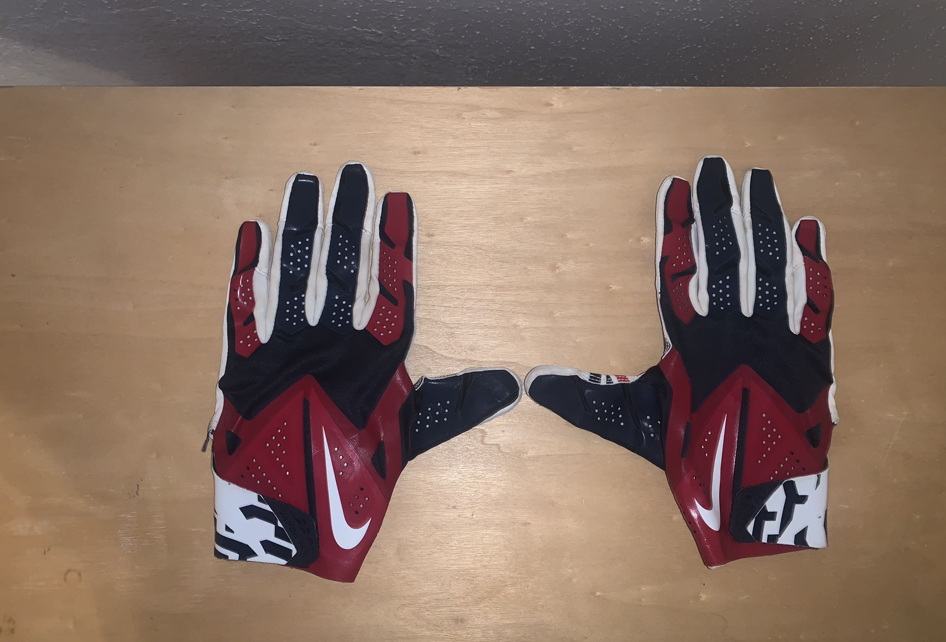 Football Gloves 3 Pairs And 1 Pair Of Baseball Batting Gloves 