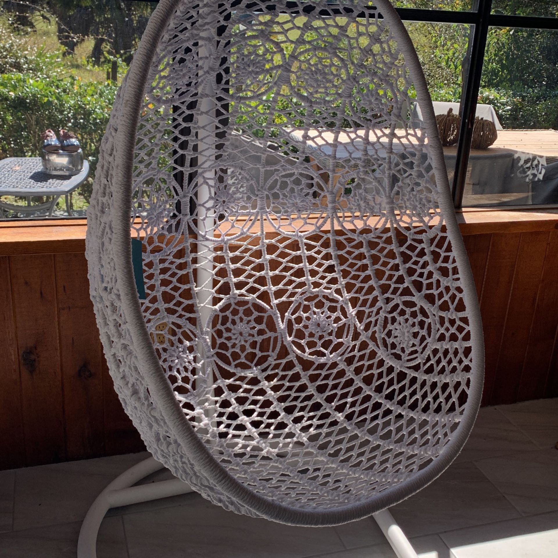 Egg Hanging Chair. New!  White Stand And Hanging Basket. Beautiful! Cream Cushion Included Not Black Pillows. Beautifully! 