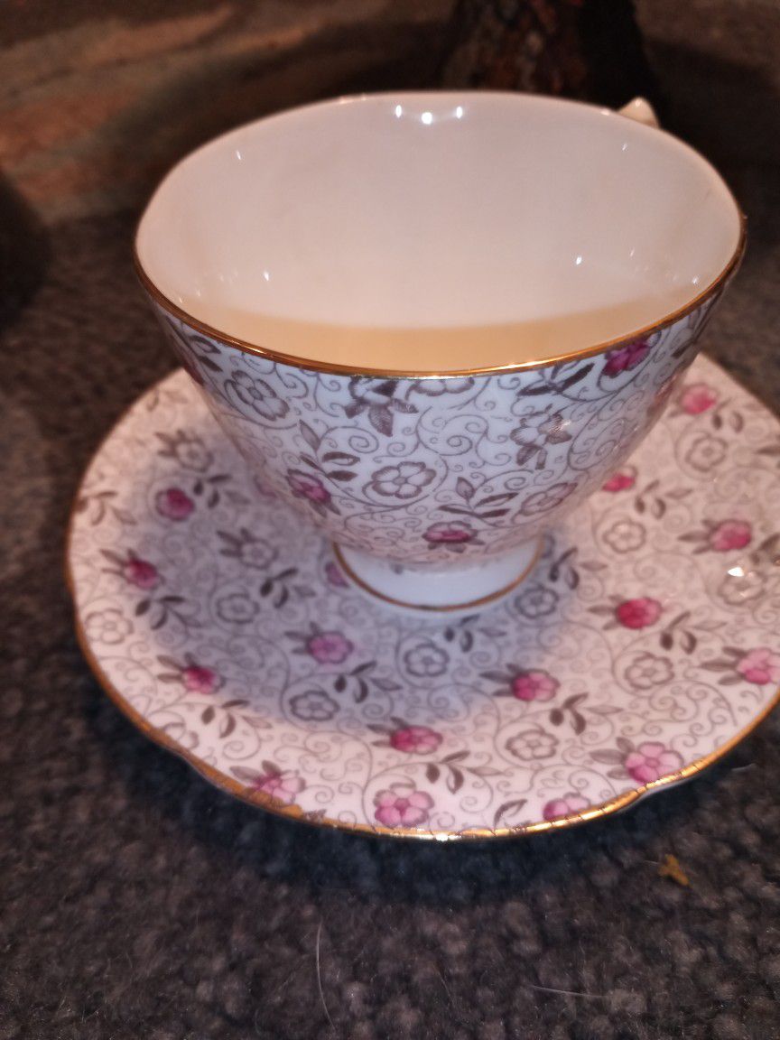 Tea Cups / Saucers