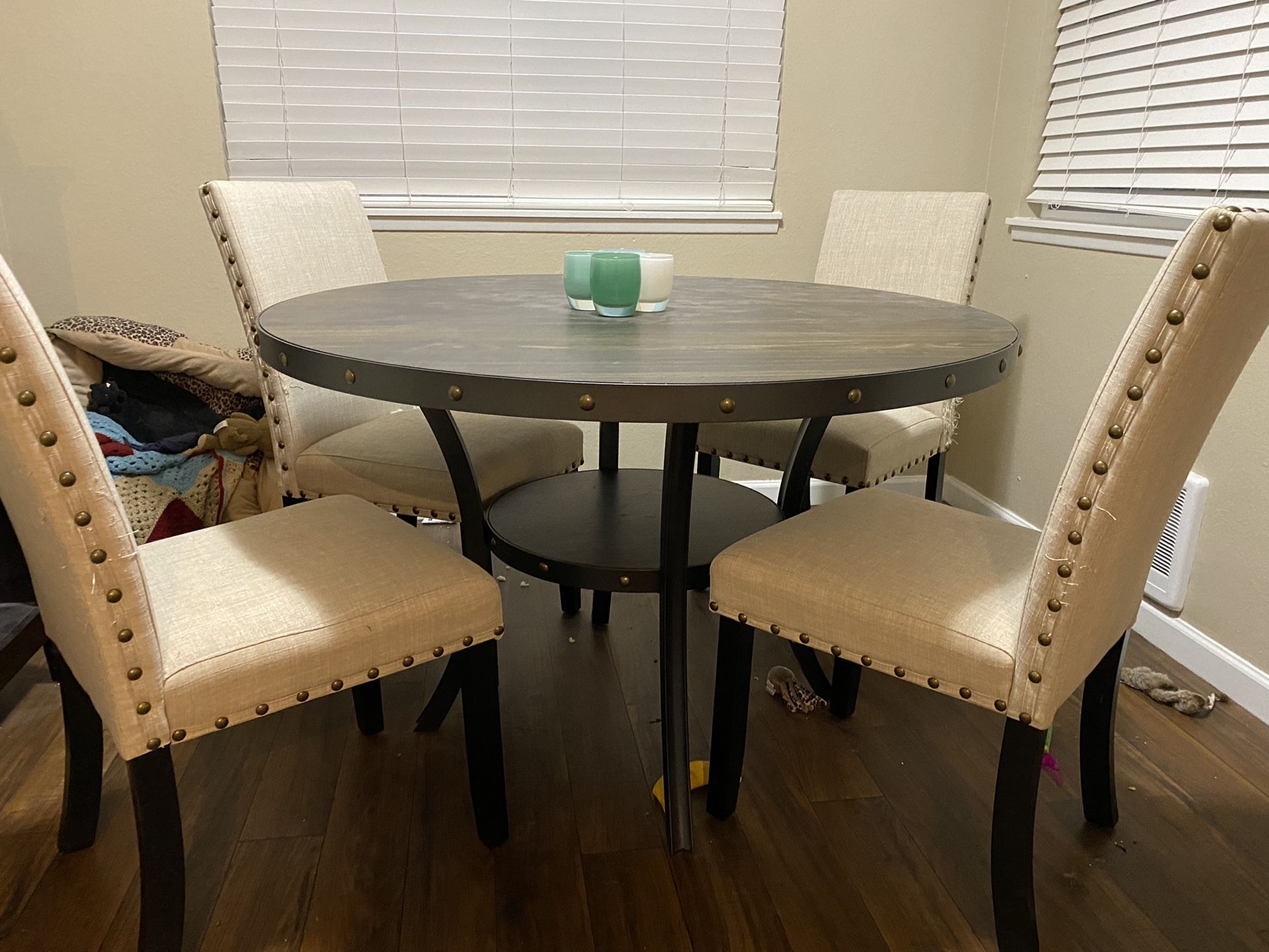 Dining Table/Chairs