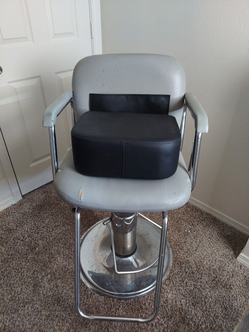 Salon chair