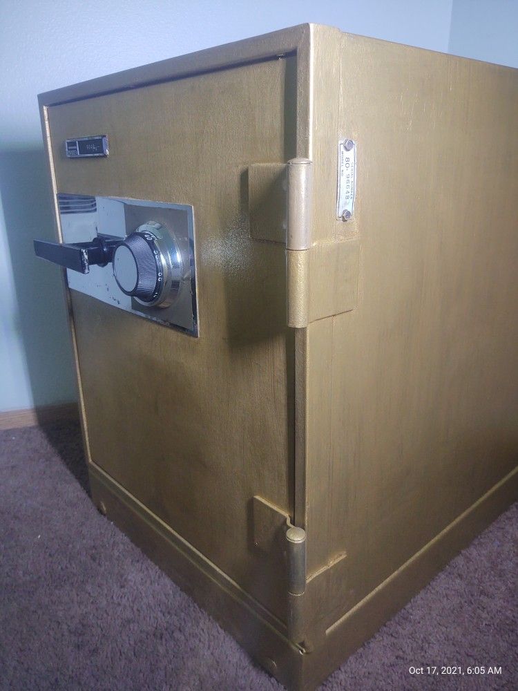 Montgomery Ward Safe Model 9042. in great condition works comes with combination