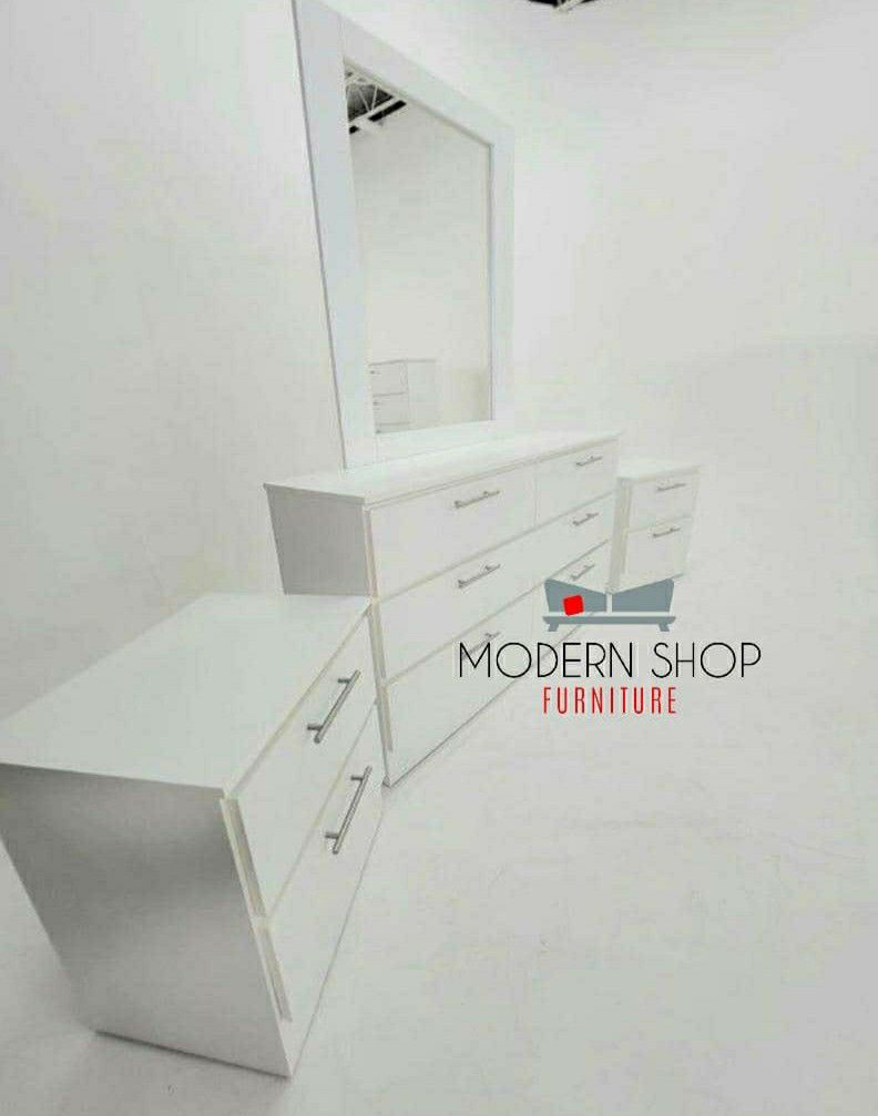Dresser With Mirror And Two Nightstands( Cómoda Con Espejo Y Dos Mesitas De Noche),