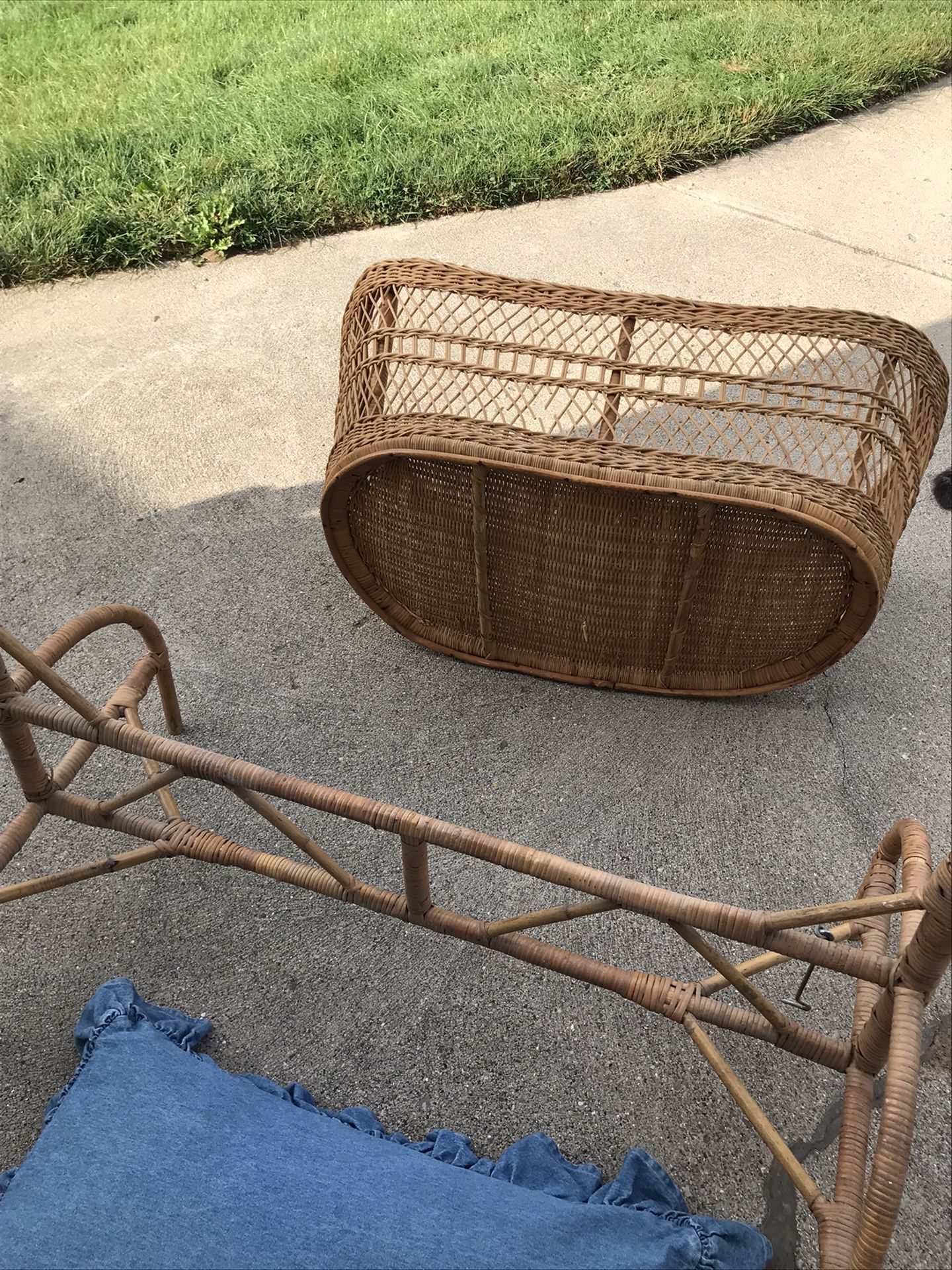 Wicker Rattan Full Size Cradle Or Garden Accessory w/Stand