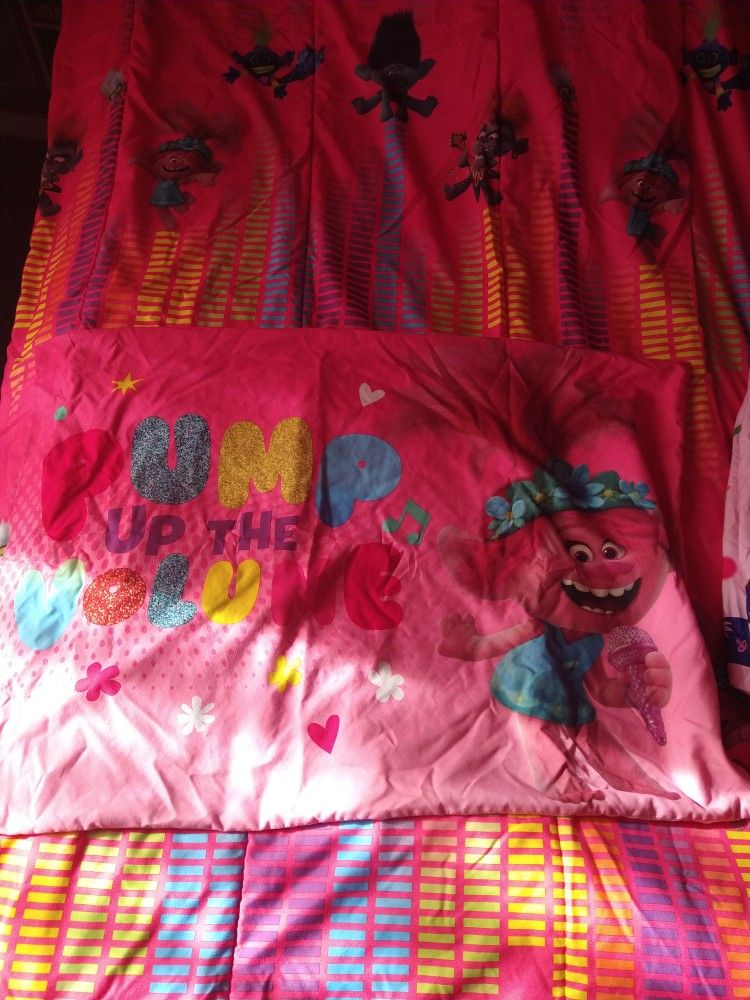Trolls Twin Comforter Set