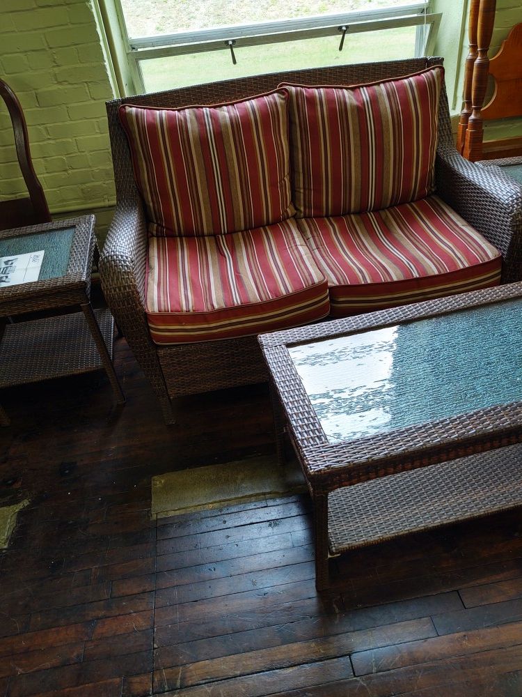 Beautiful vinyl wicker 6 pc patio set