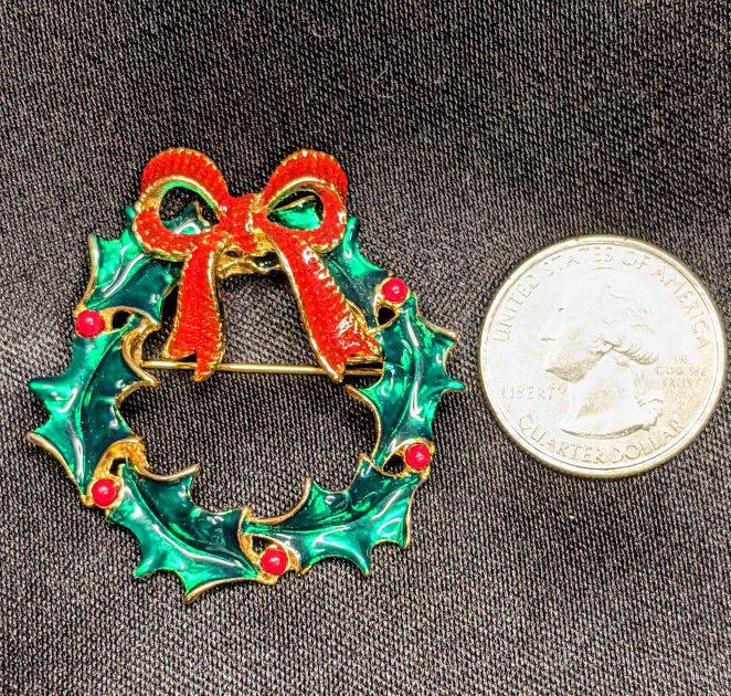 Beautiful Vintage Christmas Holiday Brooch, Pin, Enamel Wreath