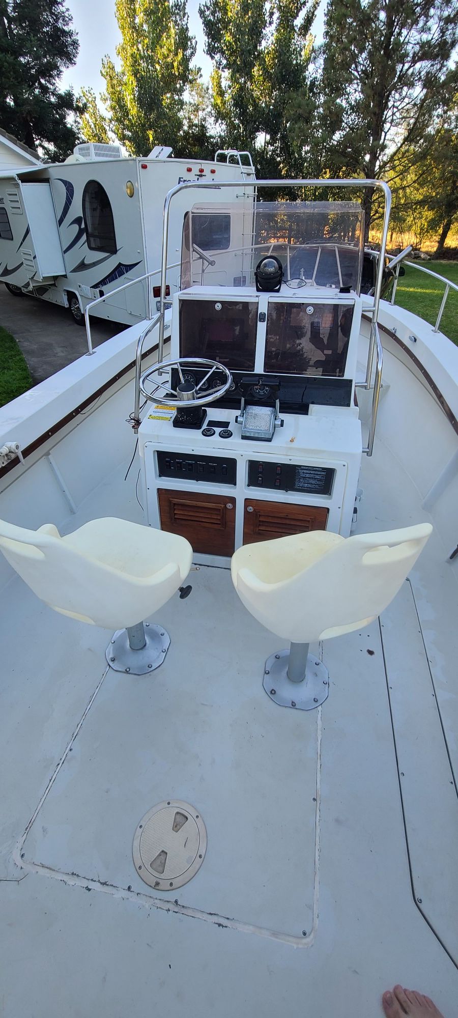 BLUEWATER 210 CENTER CONSOLE BOAT W/ 2 MERCURY 115 OUTBOARDS