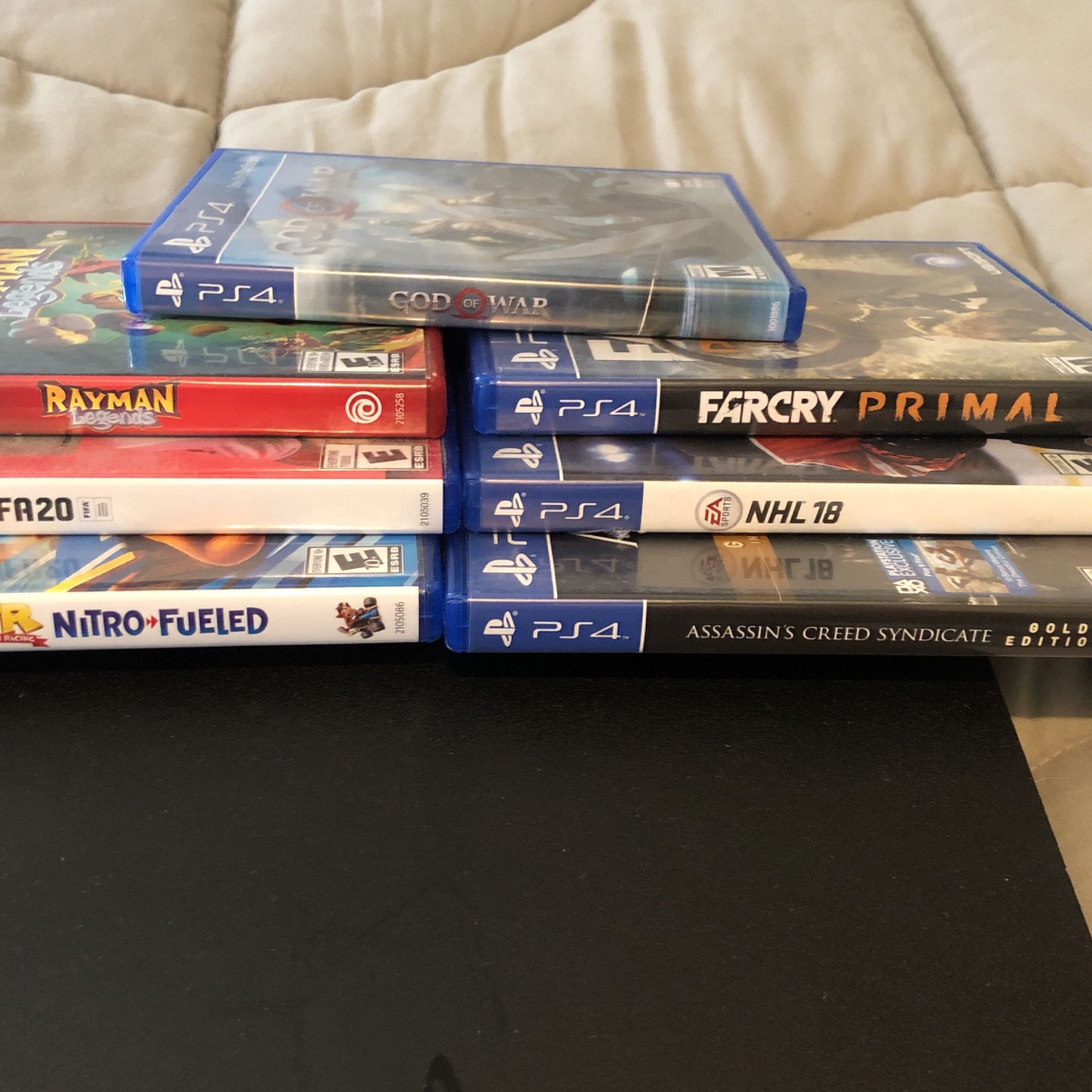 PS4, 500 GB With 2 Controllers And 7 Games