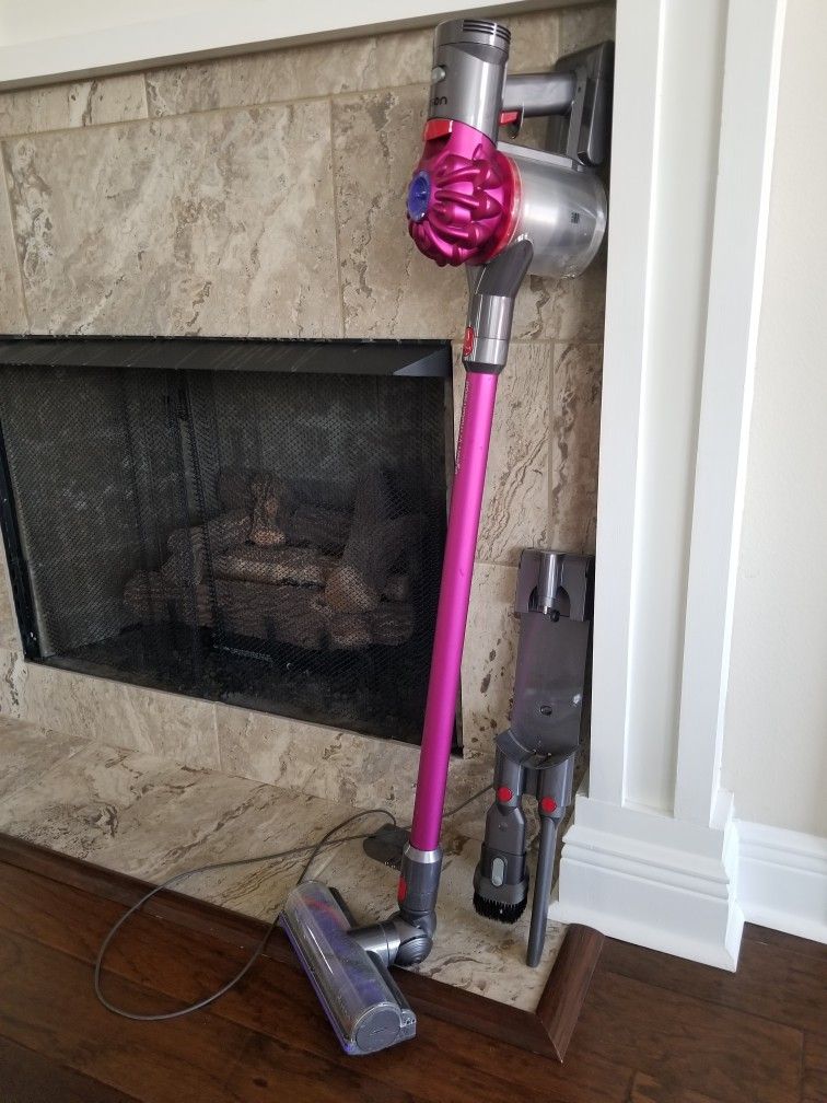 Dyson V6 Motorhead Cord Free Vacuum