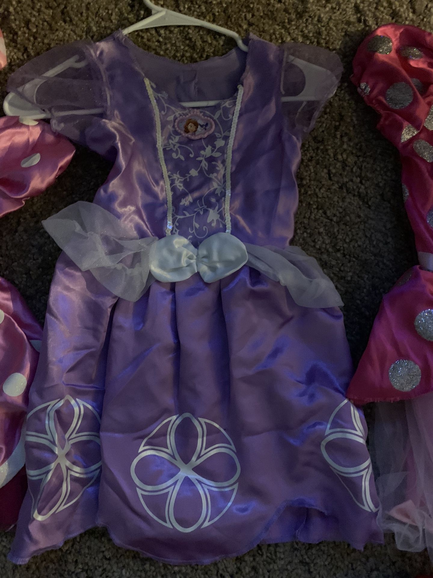 A cinco dólares cada uno los de Mickey mouse son talla seis talla cinco talla uno talla dos el de Blancanieves talla cinco el de calavera rojo t talla