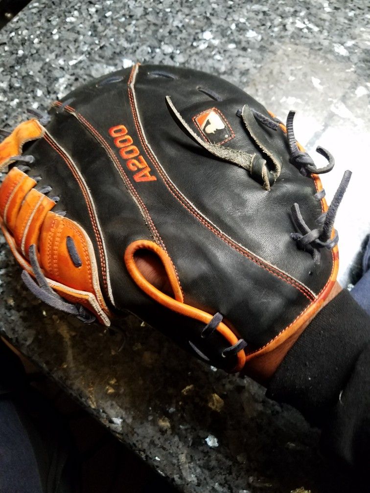 WILSON A2000 MC24 LHT 12 " 1B GLOVE