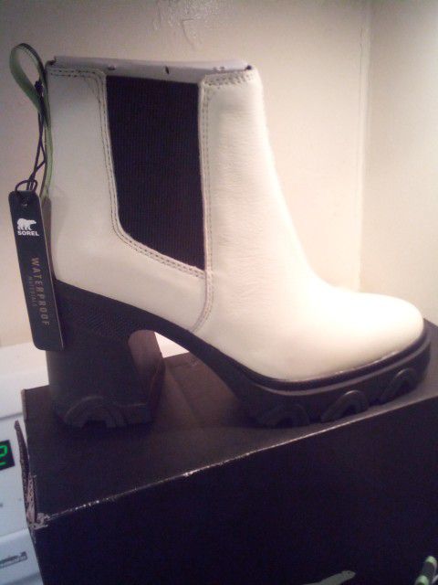 Women's SOREL Snow Platform Boots Brand New Never Been Used