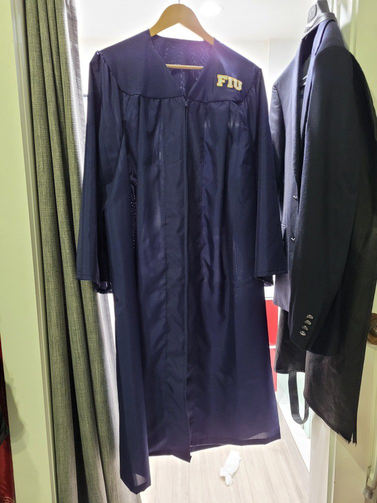 FIU Graduation Gown 5'6"-5'7"