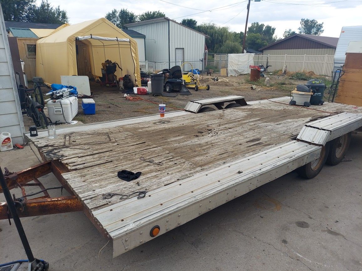 Car hauling trailer