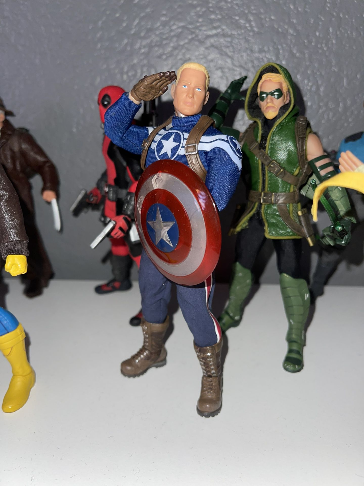 MEZCO: Captain America Commander Rogers 1/12 PVC Scale Action Figure 