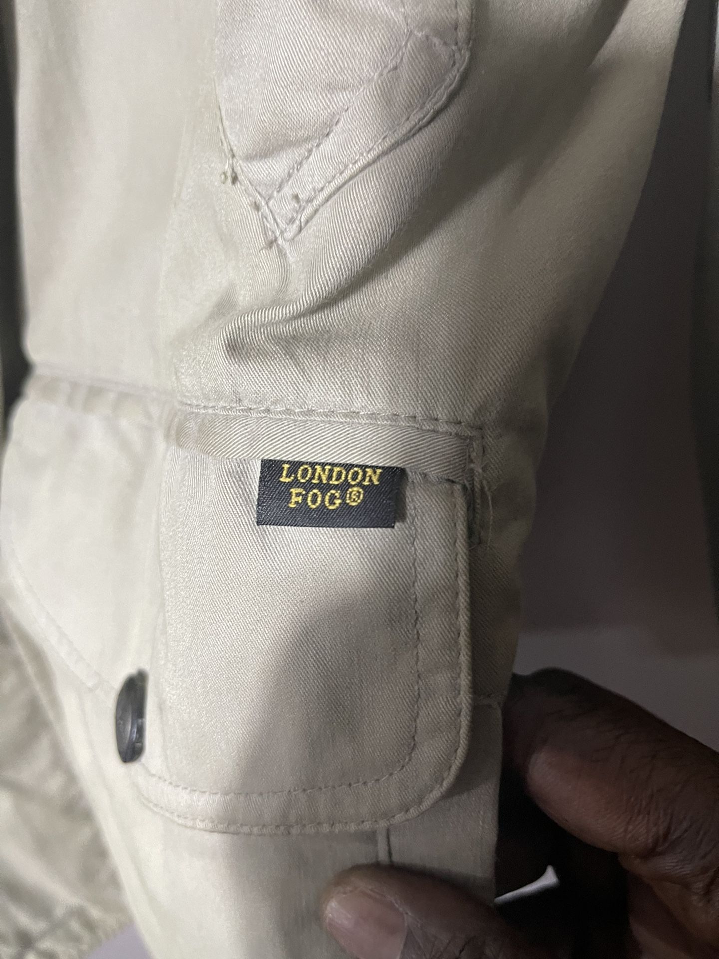 Used London Fog man coat thinsulate 3M with zip out lining, 4 pockets on the front, Leather collar, dry clean only, zip and button closure size M Reg