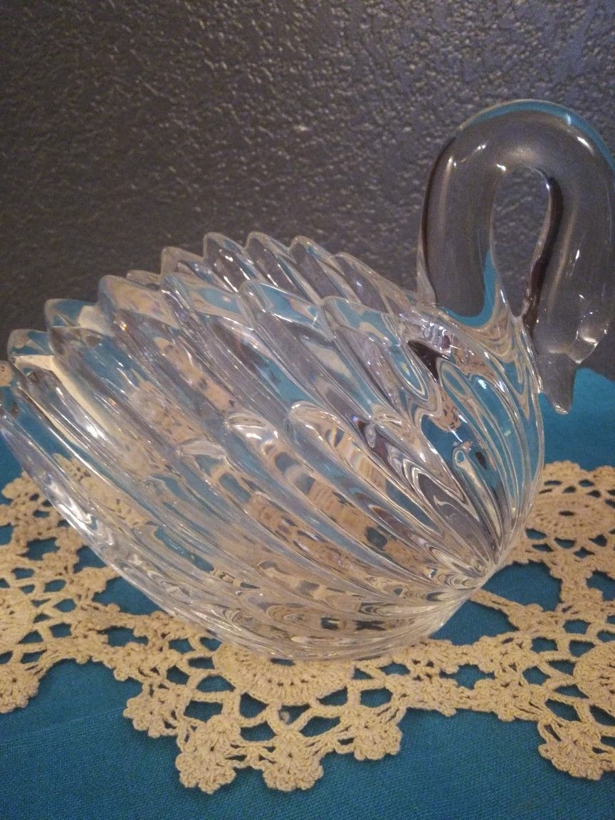 vintage Swan Gloria Vanderbilt 24% lead crystal candy dish