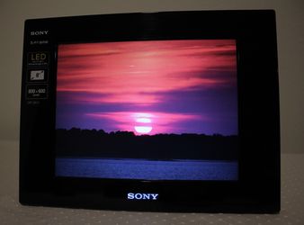 Sony Digital 8” Photo Frame | LED Backlight | 800 x 600 pixels | Remote Control | DPF-D810 | Features: Slideshow, Clock, Calendar