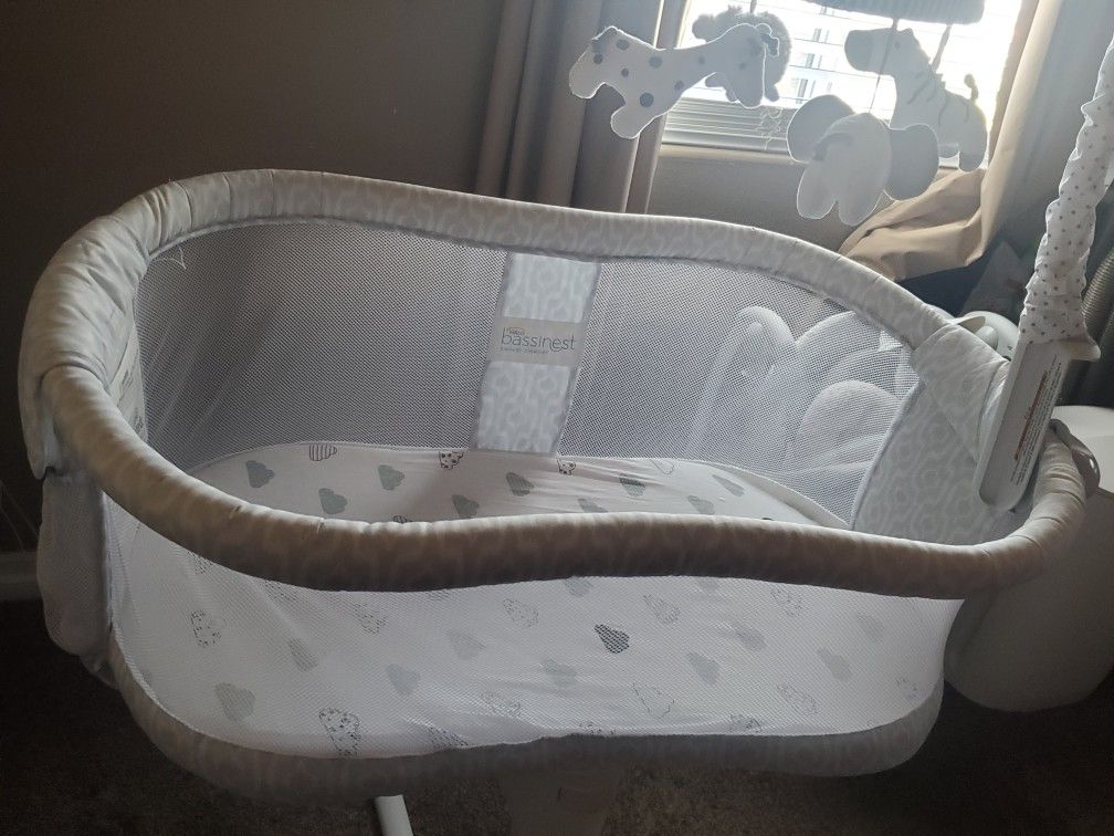 Halo Bassinet, Including Two By Two Crib Mobile & 5 Fitted Sheets
