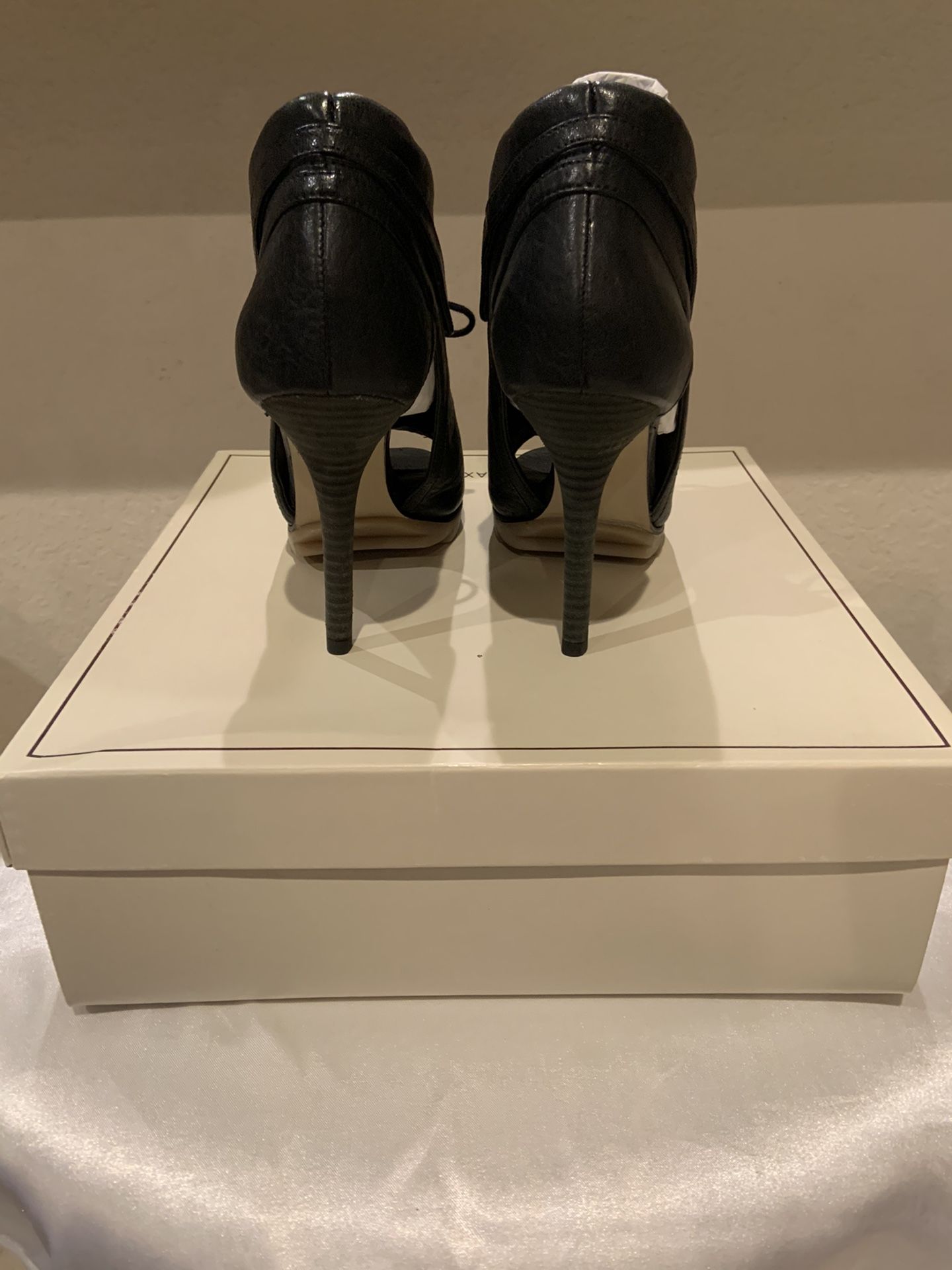 BCBG MAXAZRIA US 6.5 BRAND NEW IN BOX BLACK LEATHER PEEP TOE BOOTIES