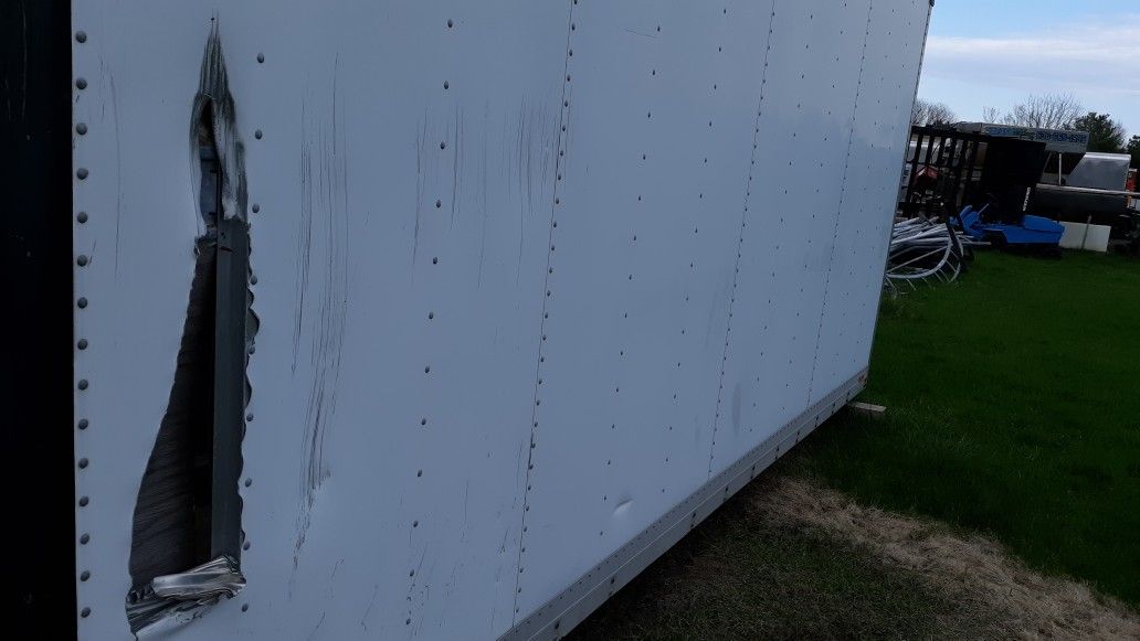 Trailor enclosed No Wheels