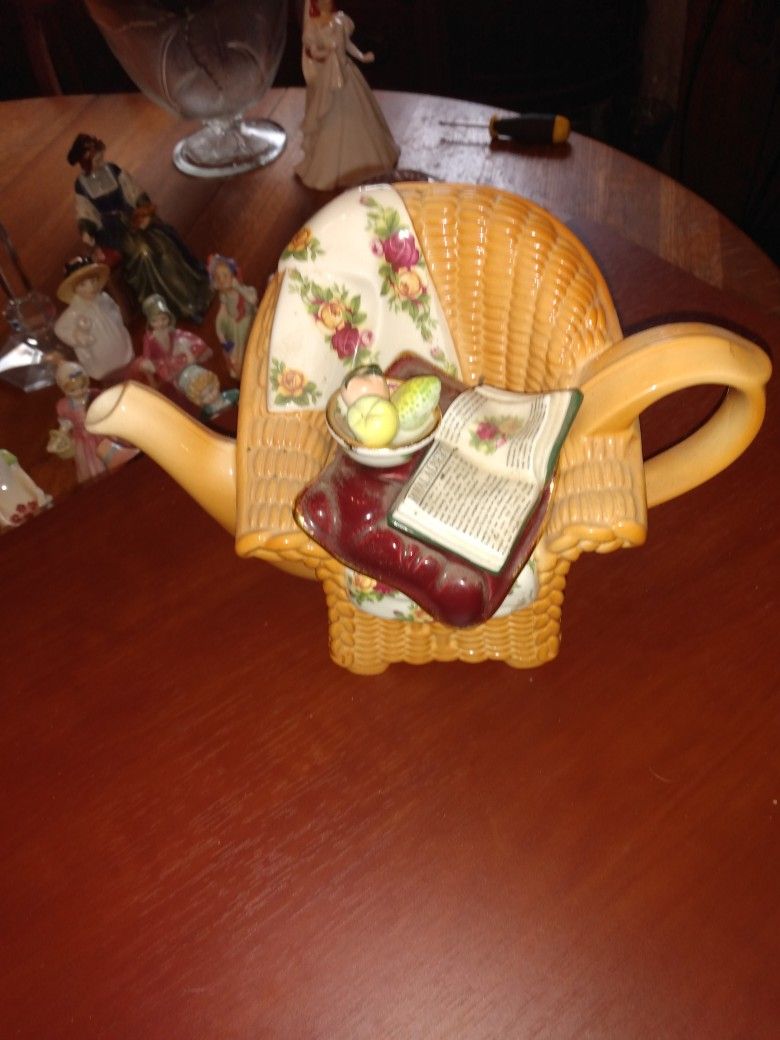 Rare Royal Daulton Summer Wicker T Pot. REDUCED