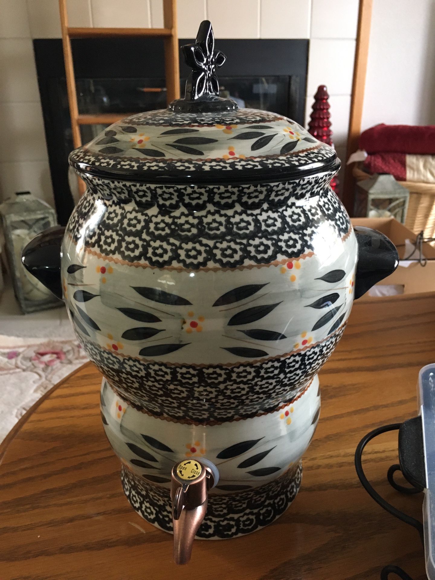 Temptations Old World Black drink dispenser & square baker