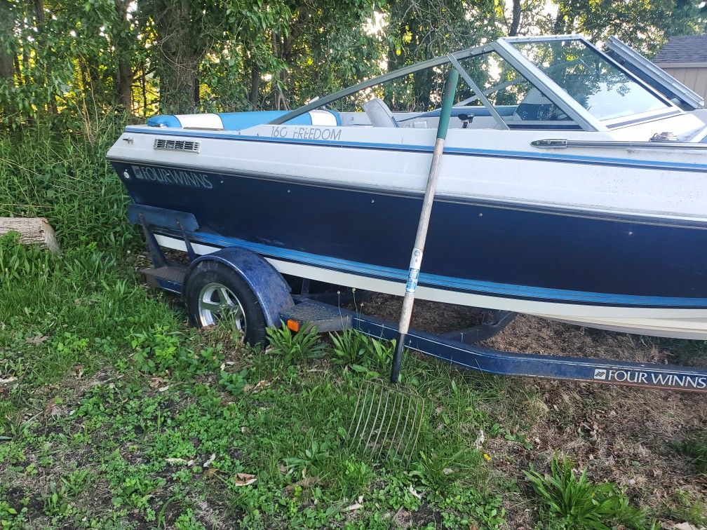 Fourwinns Speed Boat Ran Last Summer Don't Know The Problem Come Pick It Up Comes With Trailer An Cover Clean Title In Hand $1000 Obo