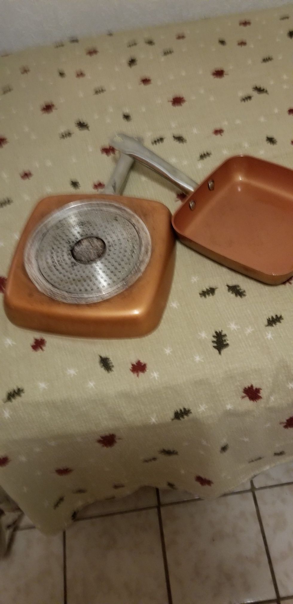 Vendo dos saltenes usados marca Copper chef cuadrados uno 8 in. Y otro 9.5 in