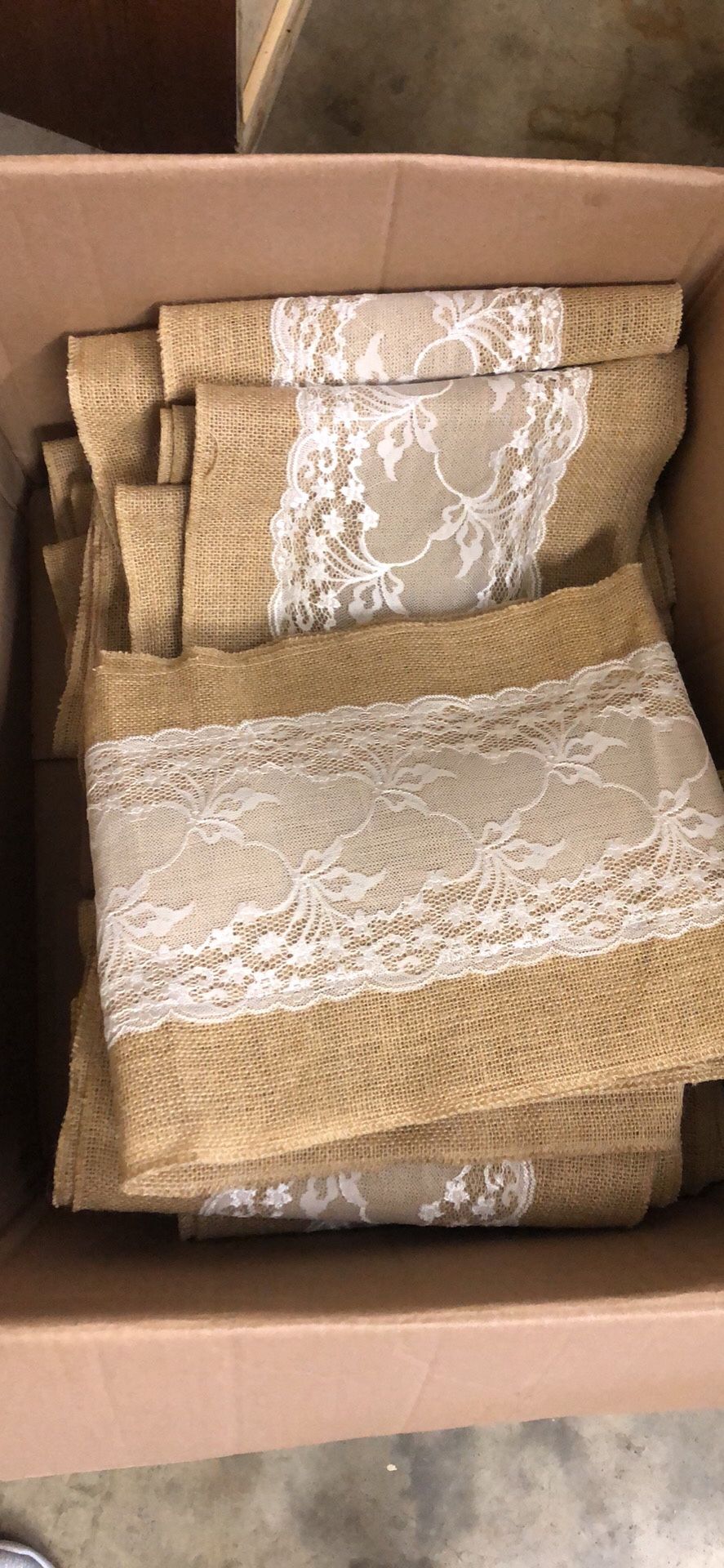 17 Burlap with lace table runners