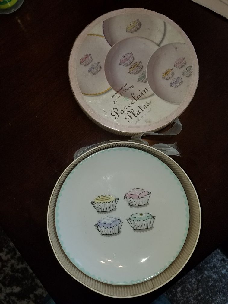 Set of 4 porcelain plates