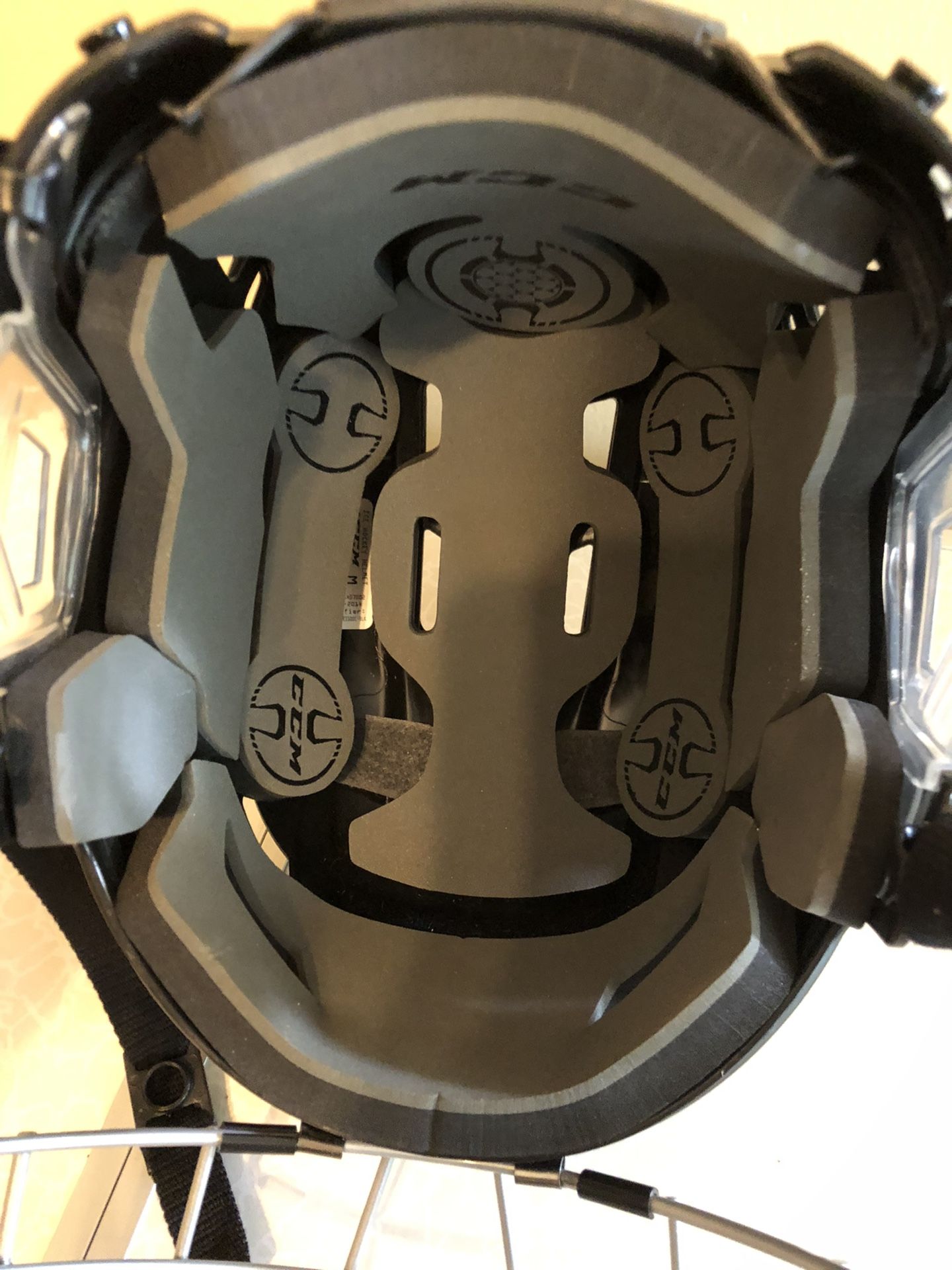 CCM RES 100 Ice Hockey Helmet Sz M Black Youth