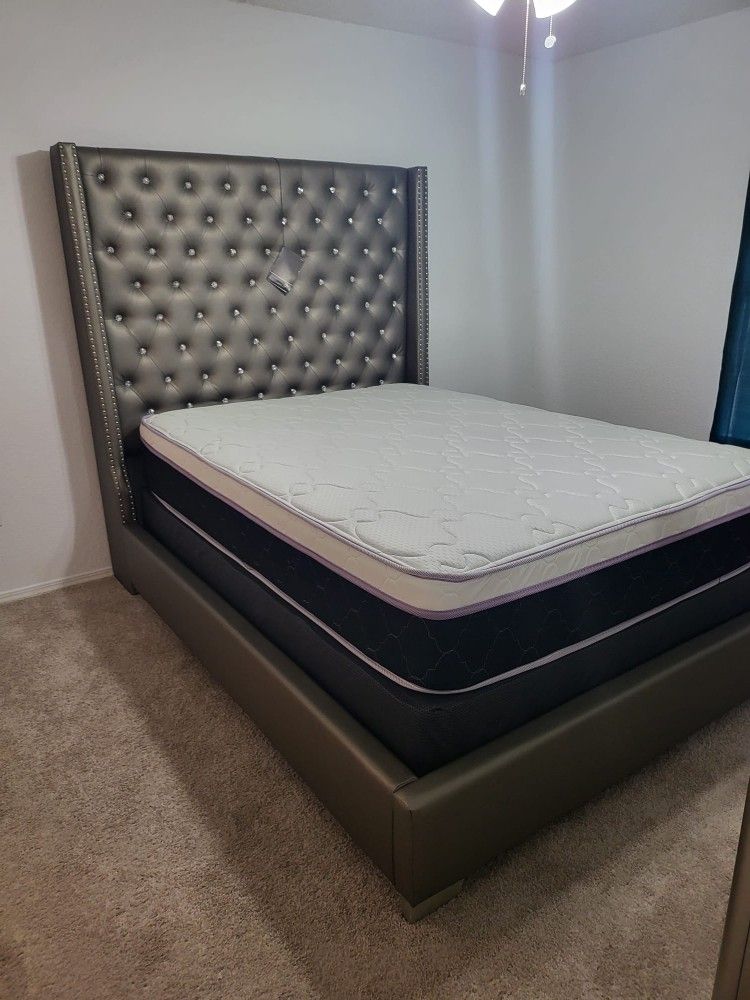 NEW QUEEN PILLOW TOP MATTRESS. Bed frame not included👍